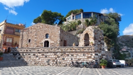 Kościół św. Antoniego i stara brama wjazdowa do miasta