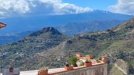 Wierzchołek Etny w chmurach - widok w kierunku zachodnim