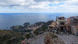 Widok z Zamku na Plac Świętego Antoniego, w oddali Taormina