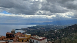 Widok z Zamku w kierunku Giardini Naxos